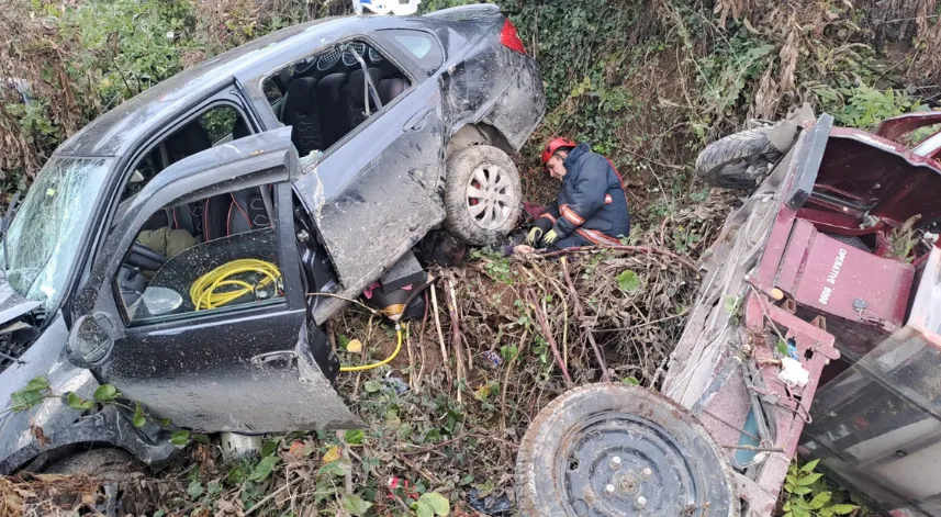 Otomobille çarpışan 3 tekerlekli motosikletteki çift yaşamını yitirdi