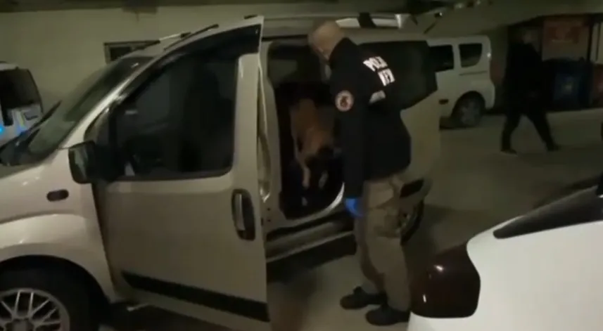 Aracın kapılarına gizlenmiş kokaini 'Pako' buldu