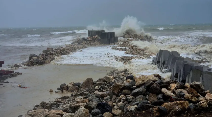 Zonguldak’ta fırtına nedeniyle dalga boyu 4 metreye ulaştı