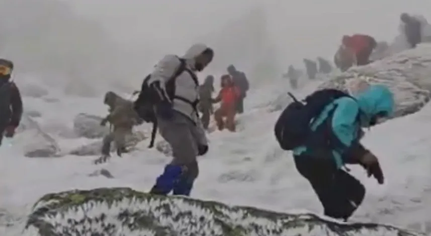 Kar ve buzla kaplı Köroğlu Dağı’nda zorlu yürüyüş