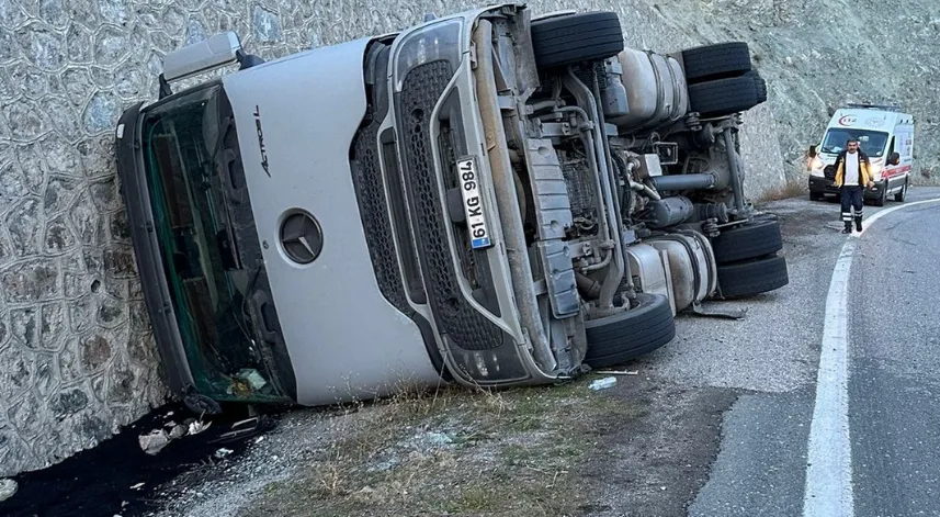 Artvin'de kömür yüklü tırın devrilmesi sonucu sürücü yaralandı