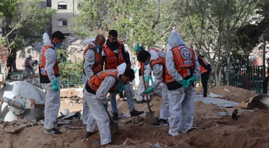 Gazze’deki Şifa Hastanesi’nin avlusuna gömülen 98 cenaze kimlik tespiti için çıkarıldı