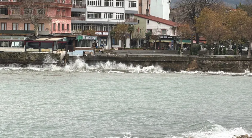 Bartın'da fırtına; dalga boyu 3 metreye ulaştı
