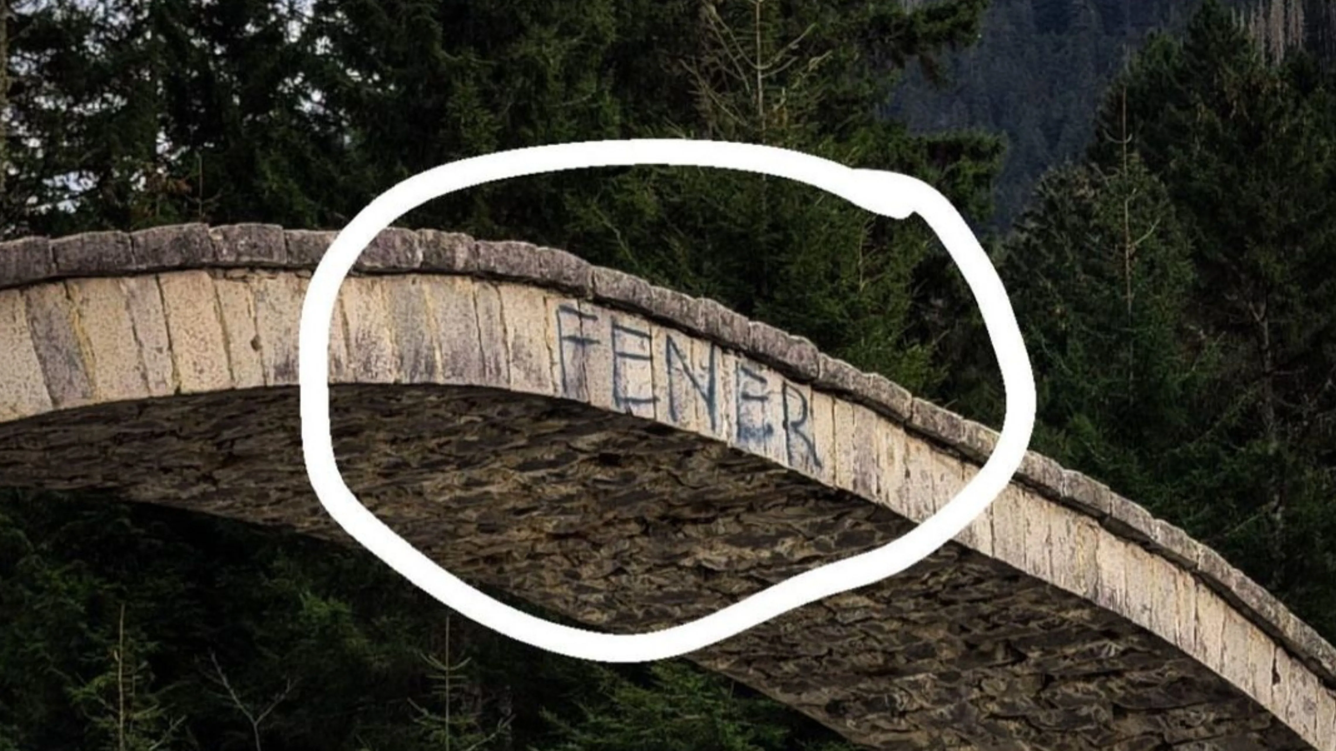 Rize’nin Tarihi Çat Köprüsüne çirkin saldırı!