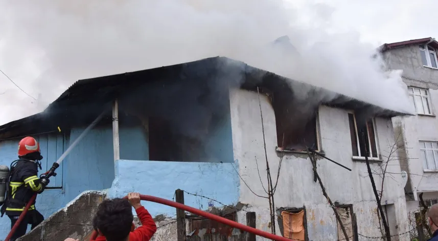 Tek başına kaldığı evde çıkan yangında öldü