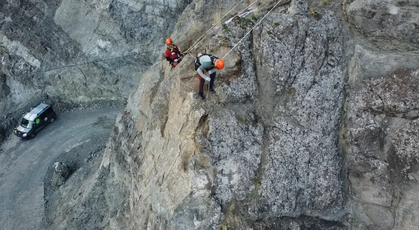 Yusufeli'de kaya riskine karşı endüstriyel dağcılar görevde