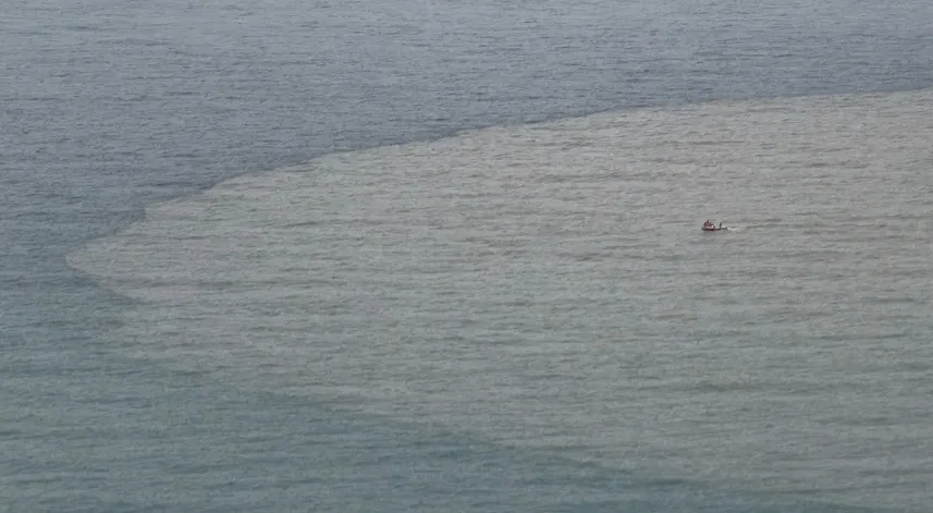 Bartın Irmağı'nın döküldüğü noktada denizin rengi kahverengiye döndü