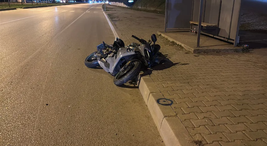 Hafif ticari araç ile motosiklet çarpıştı; 2 yaralı