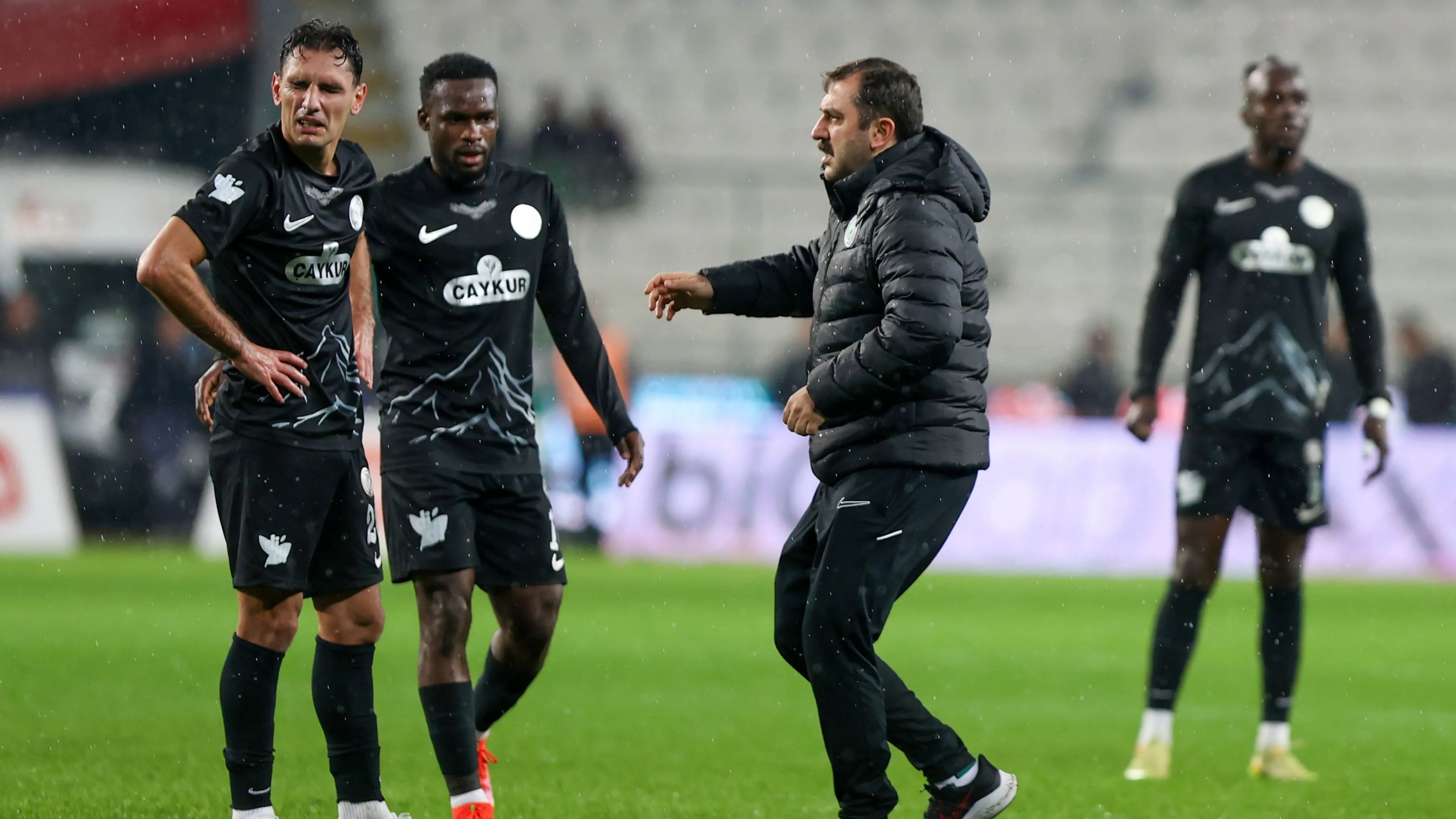 Rize Devlet Hastanesi başhekimi yeşil sahada görev yaptı