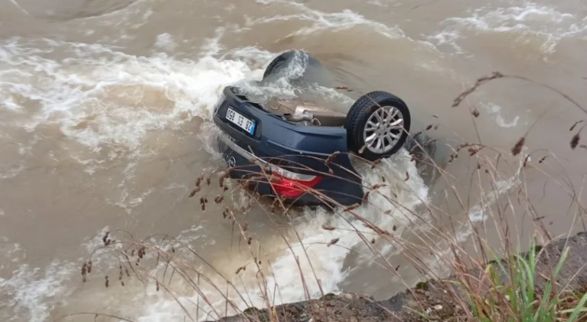 Mezar yeri bakmaya giderken otomobilleri dereye uçtu; dayı ve yeğen öldü