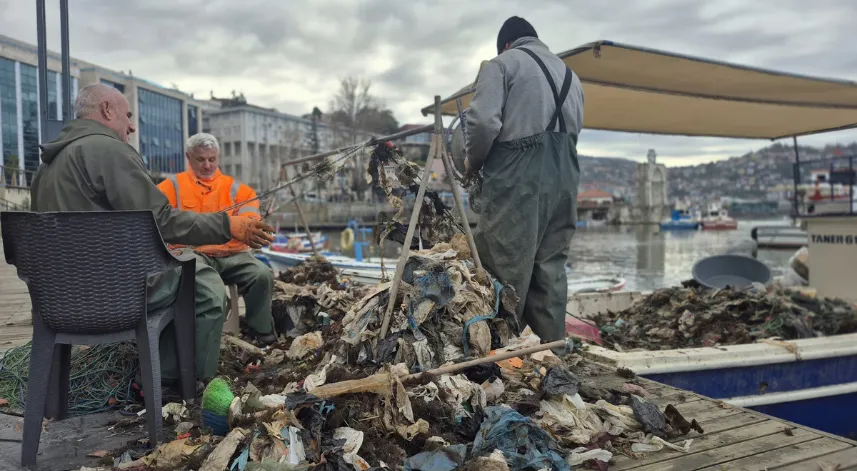 Zonguldaklı balıkçıların ağına yaklaşık 1 ton çöp takıldı