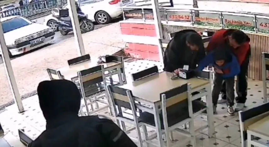 Boğazına şeker takılan çocuğu, Heimlich manevrasıyla kurtardı; o anlar kamerada