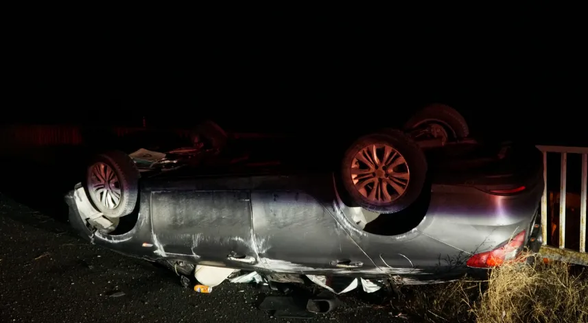 Gümüşhane'de otomobil, bariyerlere çarpıp ters döndü: 2'si çocuk 5 yaralı