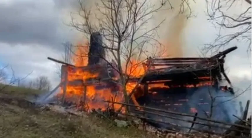 Kastamonu'da ahşap ev, yangında kül oldu