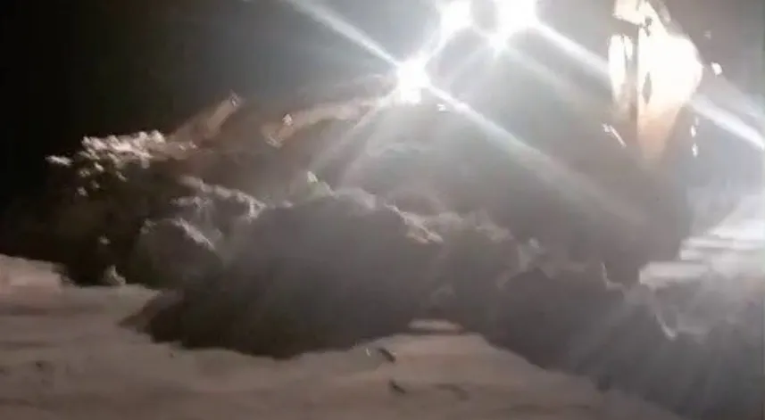 Tekman’da karla mücadele ekipleri kapalı mahalle yollarını açmak için seferber oldu