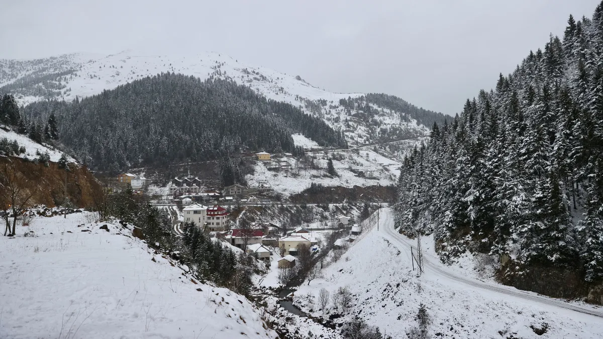 Trabzon ve çevre illerin yüksek kesimlerinde kar yağışı etkili oldu