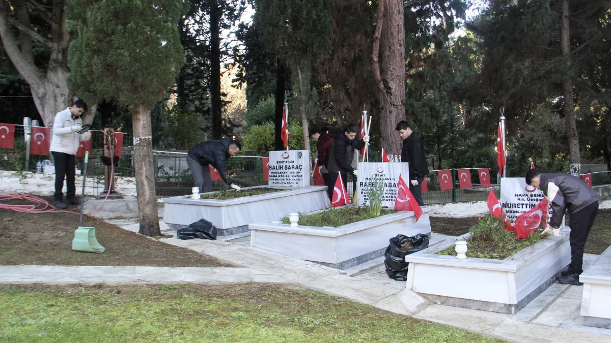 Sinop'ta gönüllü üniversite öğrencileri şehit mezarlarını temizledi