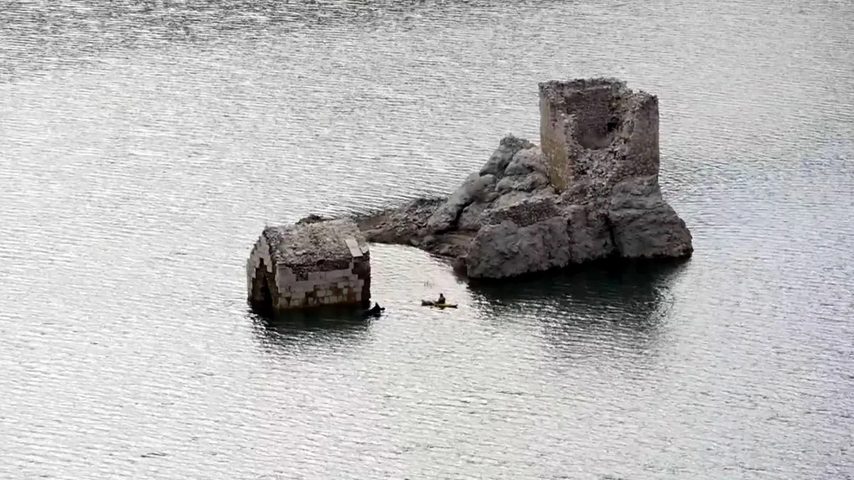 Artvin'de Su altındaki tarihi kaleye kanoyla yolculuk
