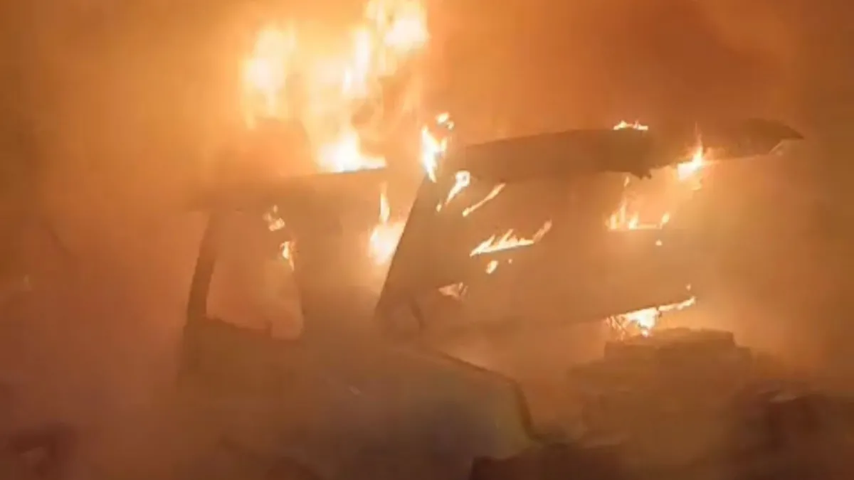 Park halindeki otomobil yandı