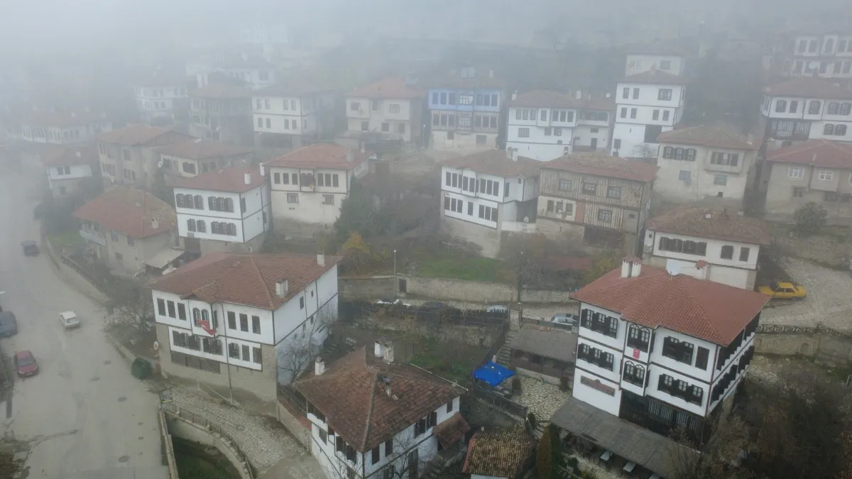 Safranbolu'nun tarihi yapıları sisle kaplandı