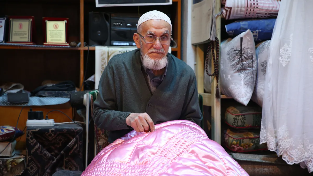 Yorgancı Şerafettin dede 72 yıldır iğnesini elinden bırakmıyor