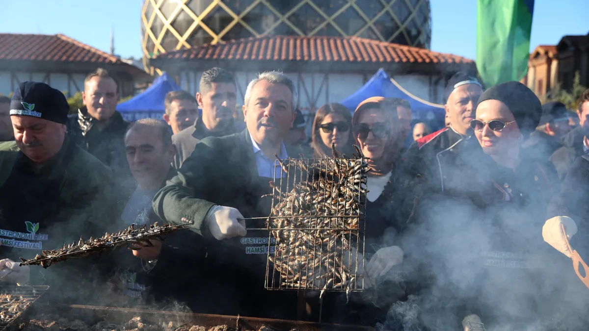 Rize'deki festivalde 2 ton hamsi dağıtıldı
