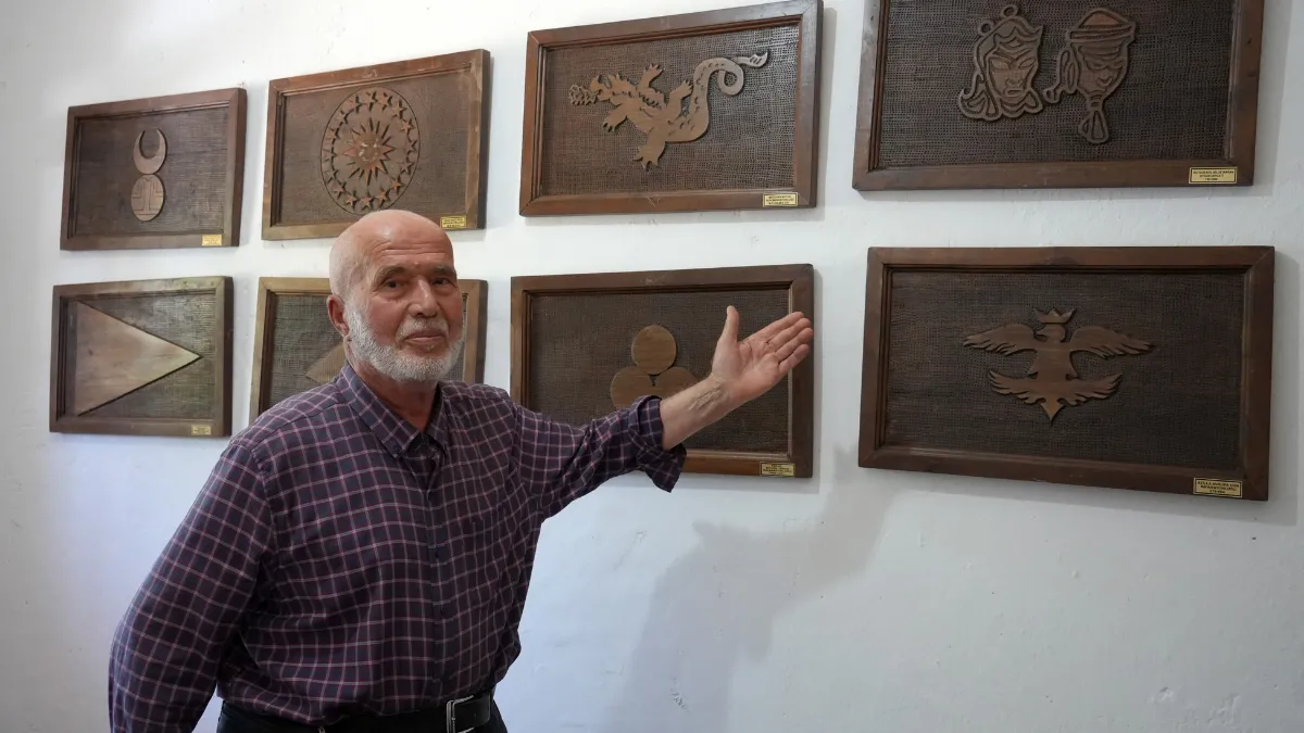 Emekli polis, ahşap hat sanatıyla evini adeta müzeye çevirdi