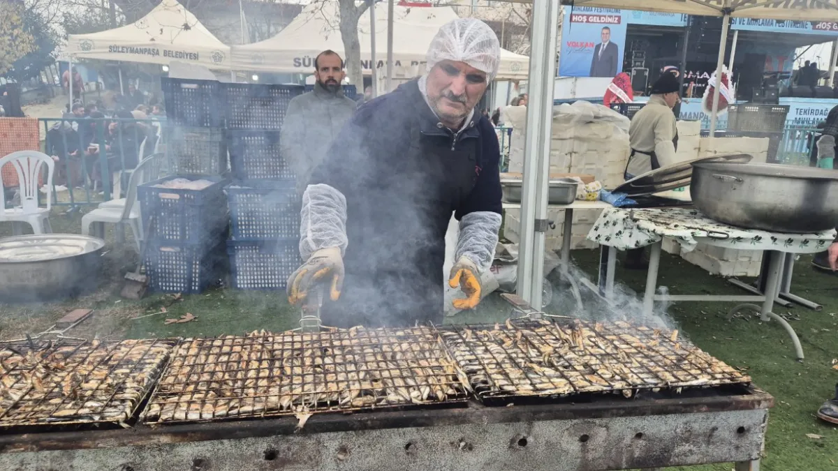 Tekirdağ'da vatandaşlara 3 ton hamsi ikram edildi