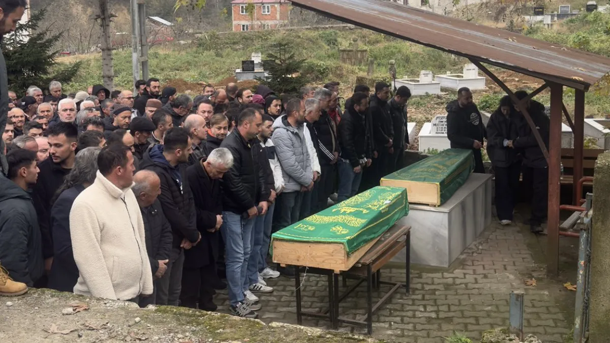 Giresun'da trafik kazasında ölen abla ve kardeşi defnedildi