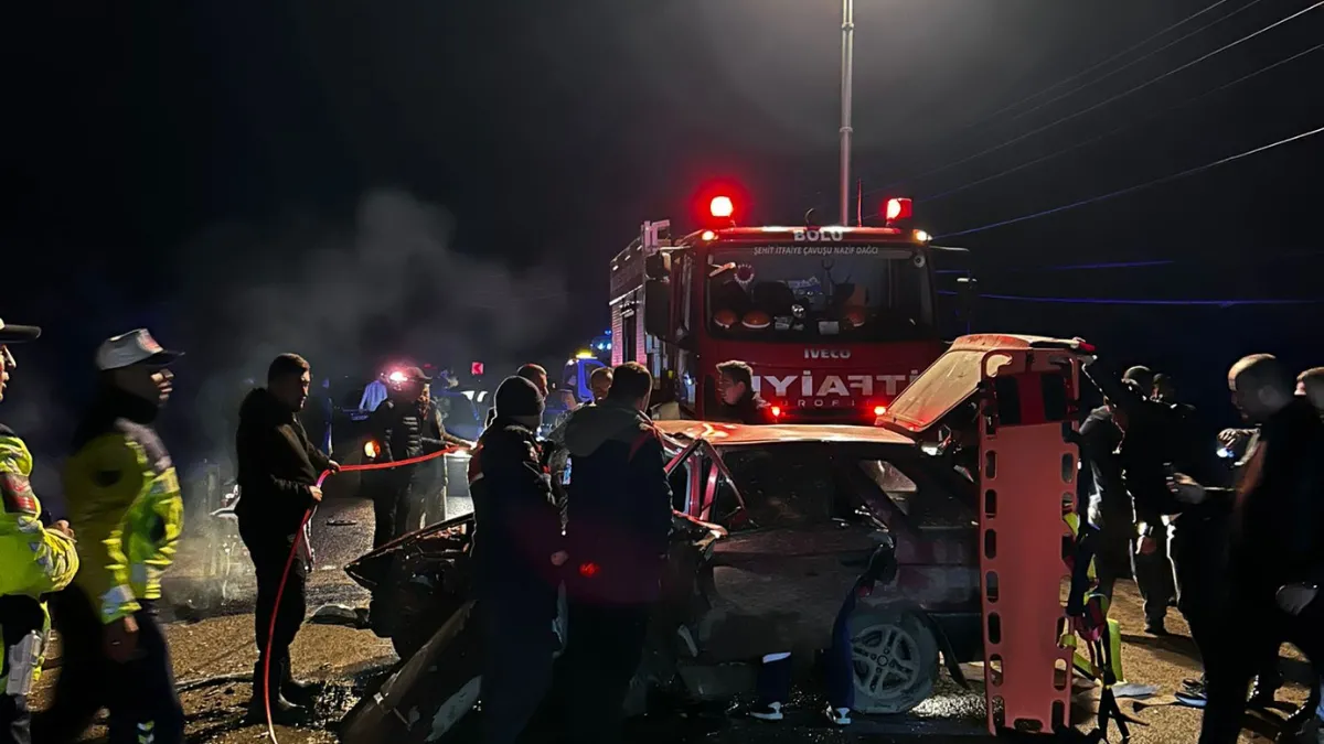 İki otomobil kafa kafaya çarpıştı 6 yaralı