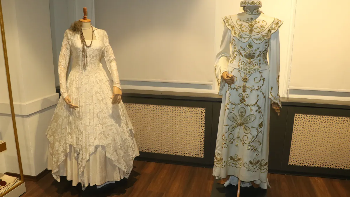 100 yıllık gelinlikler, 200 yıllık binada sergileniyor