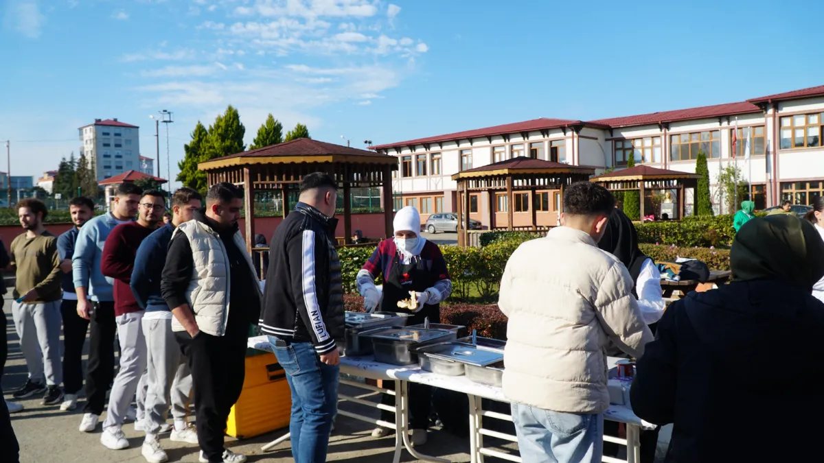 Rize’de Üniversite Öğrencilerinden Hamsi Şöleni