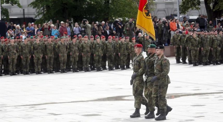 Almanya'da yeni yılda 18 yaşındaki gençlere askerlik formu gönderilecek