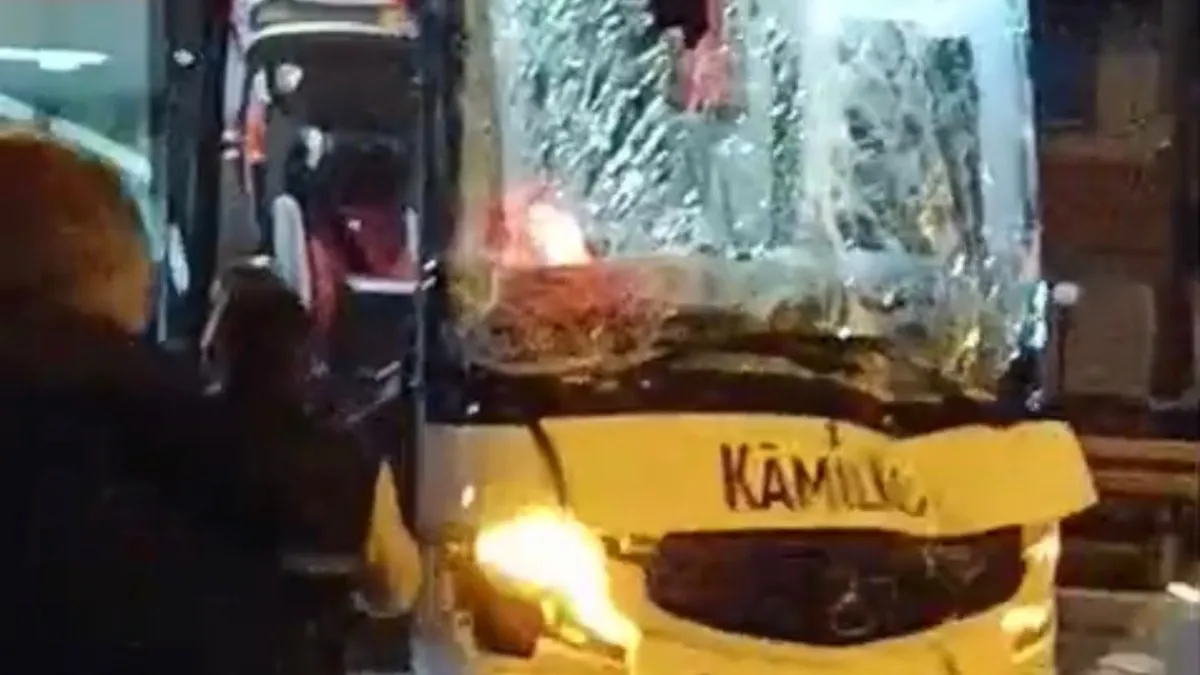 Yolcu otobüsü ile midibüs çarpıştı; 1 yaralı