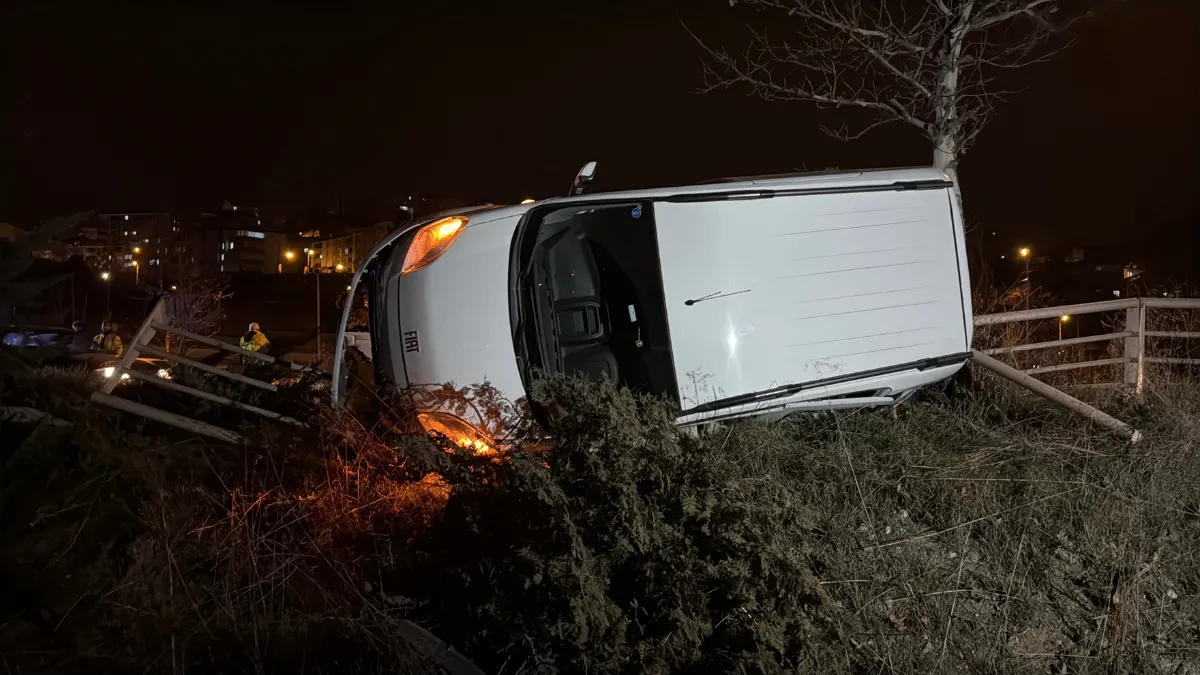 Hafif ticari araç ile otomobil çarpıştı; 3 yaralı