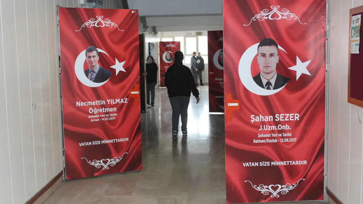 Samsun'da bir okulun sınıf kapıları şehitlerin isimleri ve fotoğraflarıyla kaplandı