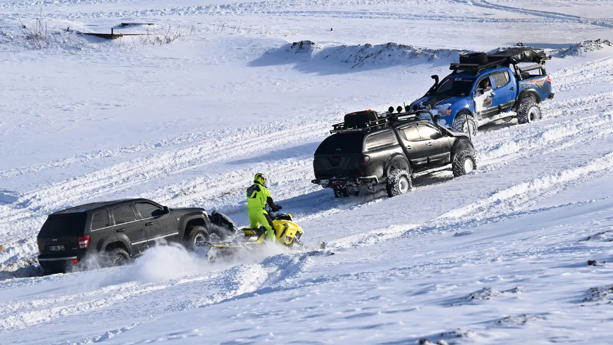 Off-road tutkunları kar yağışının ardından Trabzon'daki Hıdırnebi Yaylası'nda bir araya geldi