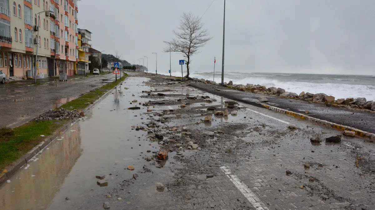 Fırtına nedeniyle Karadeniz'de oluşan dalgalar Kastamonu'da sahil şeridine zarar verdi