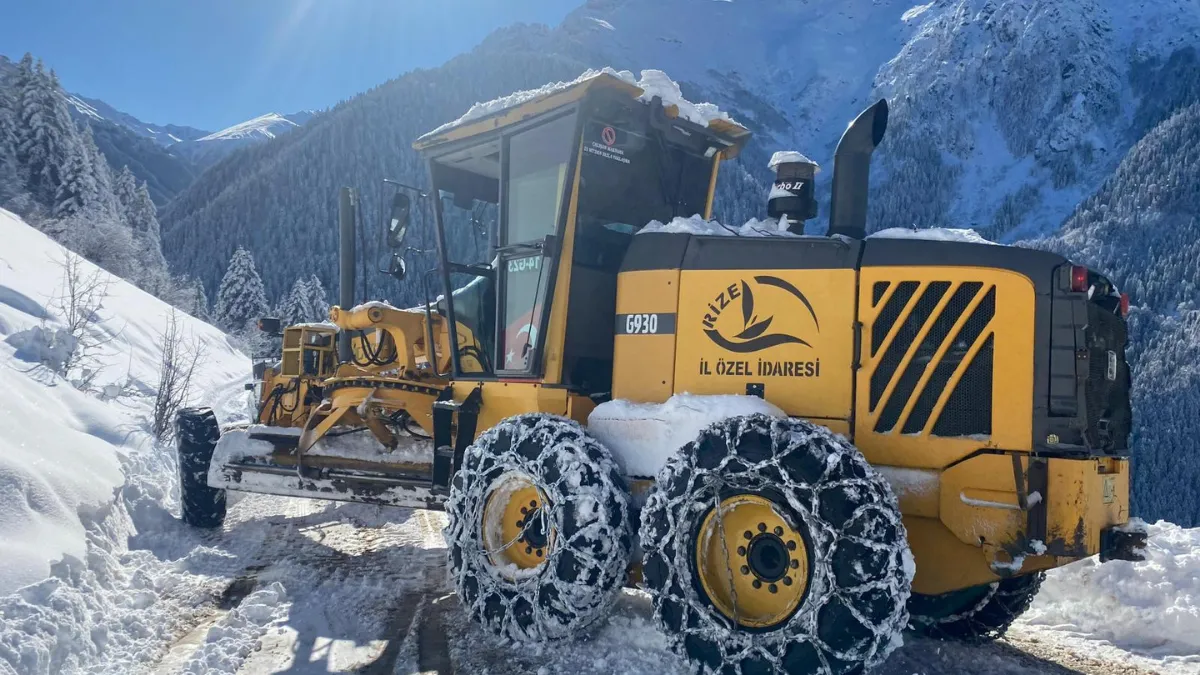 Doğu Karadeniz'de 61 köy yolu, kardan kapandı