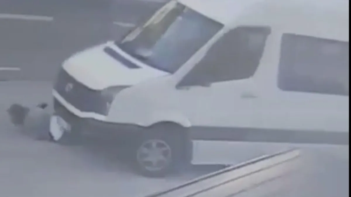 Servis minibüsünün kadına çarpıp, sürüklediği kaza kamerada