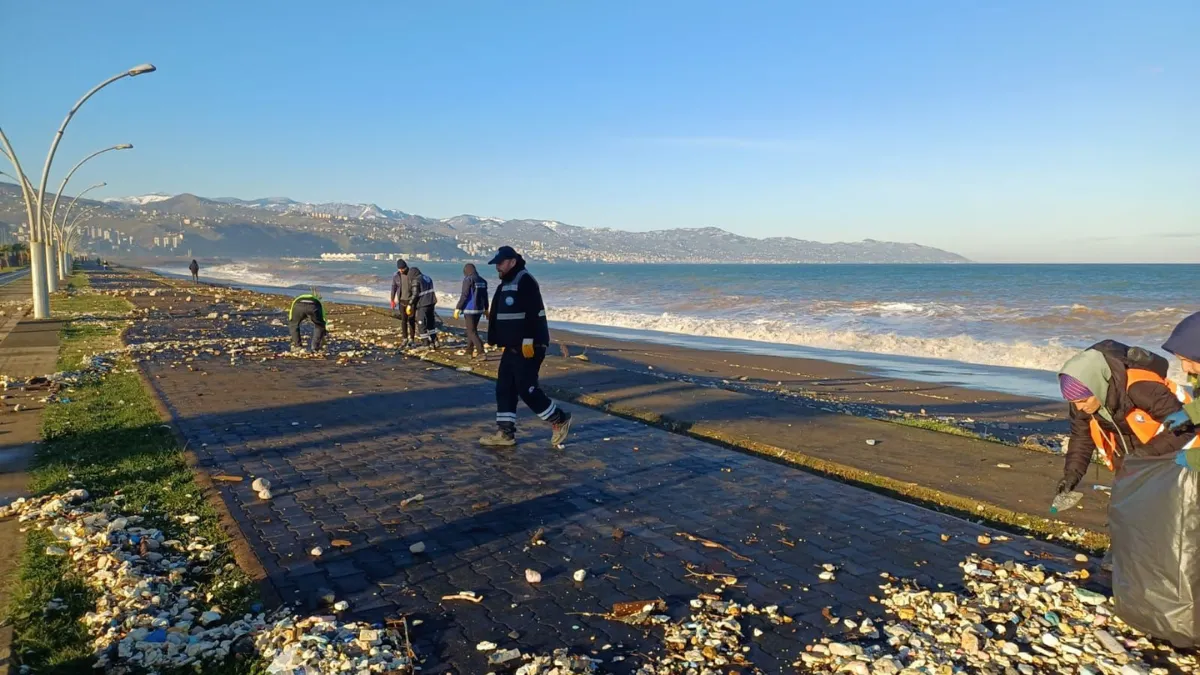 Trabzon'da fırtınada sahile vuran atıklar temizlendi
