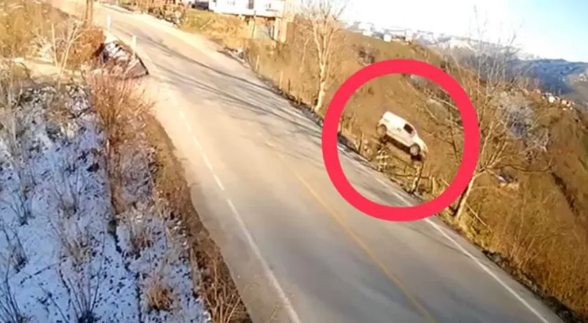 Hafif ticari aracın fındık bahçesine uçtuğu kaza kamerada