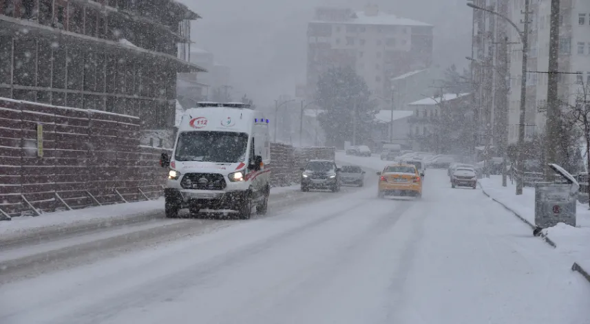 Artvin ve Gümüşhane'de 126 köy yolu ulaşıma kapandı
