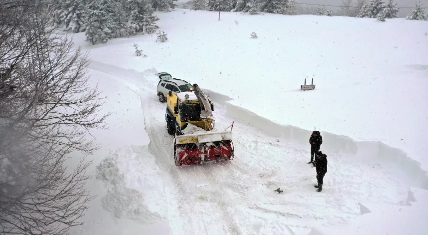 Kastamonu'da ekipler yeni yıla köy yollarını açarak giriyor