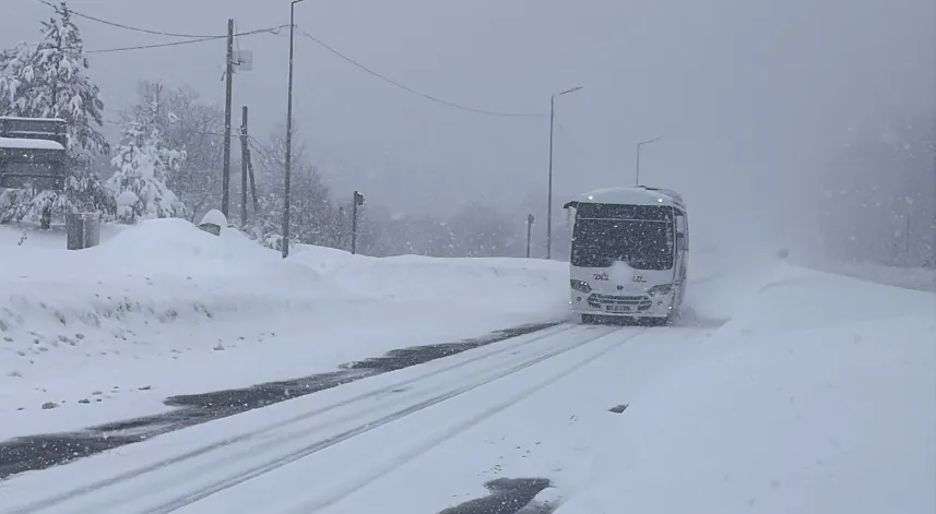 Bolu Dağı'nda kar yağışı nedeniyle ağır tonajlı araçların geçişine izin verilmiyor