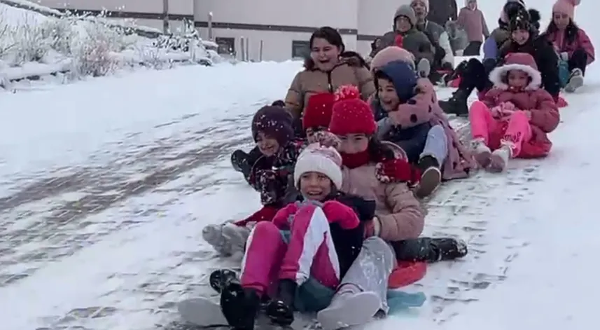 Artvin’de çocuklar karın keyfini çıkardılar