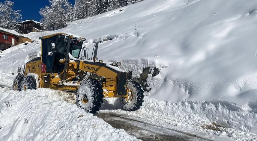 Karadeniz'deki 3 ilde 233 köy yolu ulaşıma kapandı