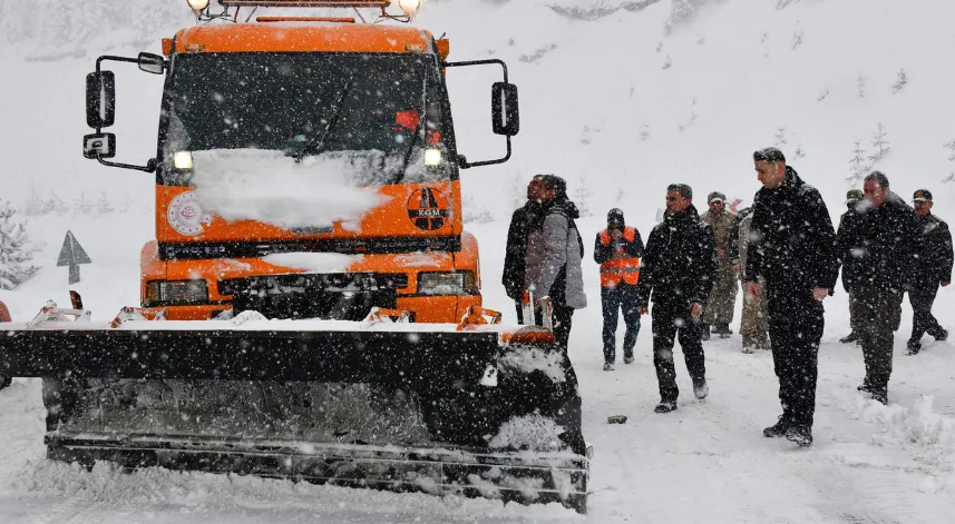 Doğu Karadeniz'de kar esareti; 1330 yerleşim yerinin yolu kapandı