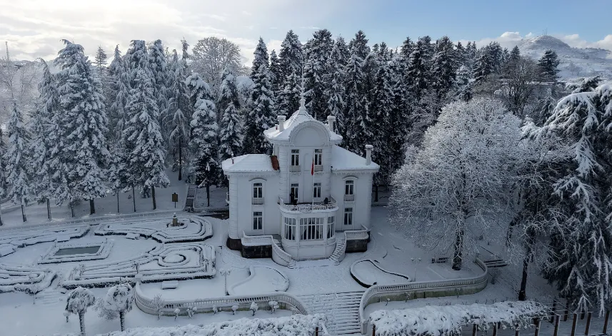 Atatürk Köşkü beyaza büründü; karın keyfini çocuklar çıkardı