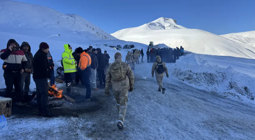 Artvin'de çığ altında kalan çobanı arama çalışmalarına yeniden başlandı